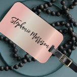 Roos Gold Metallic Minimalist Chic Trendy Script Bagagelabel<br><div class="desc">Het rendy gepersonaliseerde ontwerp van het label van het lugagge met een faux gouden metalen achtergrond van het roos met jouw naam die in een modern manuscript wordt geschreven. De tekst kan volledig worden aangepast.</div>