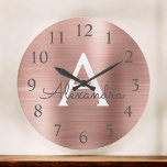 Roos Gold Metallic monogram Naam en Initiaal Grote Klok<br><div class="desc">Roos Gold faux Metallic Monogram Naam en Initiaal Serving Wall Clock. De Wall Clock geeft het perfecte cadeau aan iemand die van roze roestvrij staal houdt.</div>