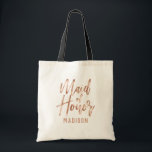 Roos Gold Modern Typography Wedding Maid of Honor Tote Bag<br><div class="desc">Chique Roos Goud Moderne Typografie en Achtergrondkleur! Kies een aangepaste kleur door te klikken op de link "verder aanpassen" onder de tekstaanpassingsgebieden. Scroll naar beneden aan de rechterkant van de editor voorbij de tekst en afbeeldingen en kies uit de kleuren of voer uw aangepaste kleurcode in! Stijlvolle Bruiloft Monogram Bruiloft...</div>