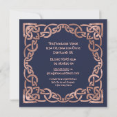 Roos Gold & Navy Blue Celtic Knot Invitation Kaart (Achterkant)