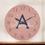 Roos Gold Navy Blue Sparkle Glitter Monogram Naam Grote Klok<br><div class="desc">Roze roze roodbruin en marineslauw Glitter Monogram Naam en Initiaal Serving Wall Clock. De Wall Clock maakt het perfecte cadeau voor iemand die van roze glans houdt.</div>