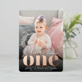 Roos Gold ONE First Birthday Foto Folie Uitnodiging (Staand Voorkant)
