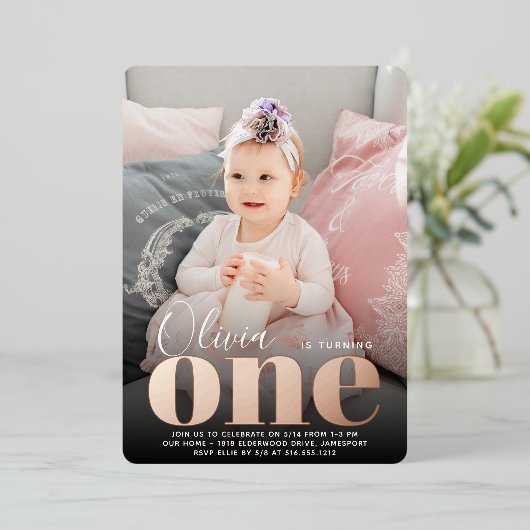Roos Gold ONE First Birthday Foto Folie Uitnodiging (Staand Voorkant)