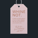 Roos Gold Pink Birthday Funny Custom Wine Favor Cadeaulabel<br><div class="desc">Grappig roze roze roze roodgepersonaliseerde wijnflesjes gunt labels voor een wijnverjaardagsfeestje voor rosé of prosecco of champagne met de tekst "2000-iets mengsel van druiven zoals we op het punt staan te zijn!" is perfect voor je wijnmaatje en bonte drinkers. Verander de achtergrondkleur en de doopvonten door "pas verder aan"te klikken,...</div>