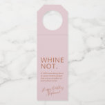 Roos Gold Pink Birthday Funny Eigen waslabel Flessenhanger<br><div class="desc">Grappig roze roze roze roodgepersonaliseerde wijnflesjes gunt labels voor een wijnverjaardagsfeestje voor rosé of prosecco of champagne met de tekst "2000-iets mengsel van druiven zoals we op het punt staan te zijn!" is perfect voor je wijnmaatje en bonte drinkers. Verander de achtergrondkleur en de doopvonten door "pas verder aan"te klikken,...</div>