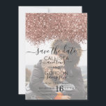 Roos Gold Pink Glitter Confetti Photo Weddenschap Save The Date<br><div class="desc">De elegante, glamoureuze en moderne fotobruiloft is perfect voor het hedendaagse en stijlvolle echtpaar. Het is voorzien van een faux bedrukt roos goud met een dun glitter confetti bespikkeld kleurenblok boven op een eenvoudige, wazige roze achtergrond. De achterzijde toont het zelfde glitter maar een dikker paneel. Deze griezelige, luxe en...</div>