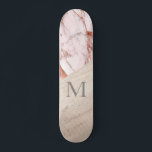 Roos Gold Pink Marble Wood Girly Chic Monogram Persoonlijk Skateboard<br><div class="desc">Presenteren van ons Roos Goud Roze Marmeren Hout Girly Chic Monogram Skateboard - een geïnspireerde creatie ontworpen om de essentie van skater meisjes overal vast te leggen. Dit gepersonaliseerde skateboard combineert elementen van elegantie en speelsheid, met een prachtige rozen gouden tint, roze marmeren textuur en houten accenten. De toevoeging van...</div>