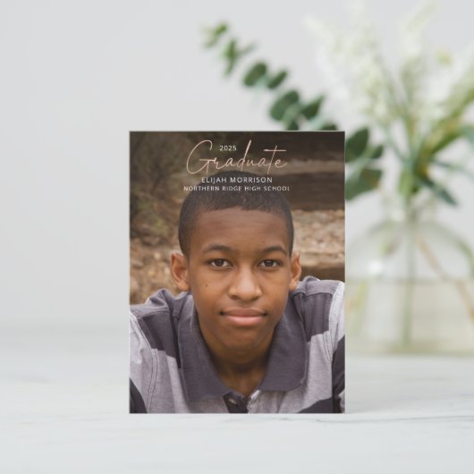 Roos Gold Script Afstuderen Casual foto-Afstuderen Briefkaart (Staand voorkant)