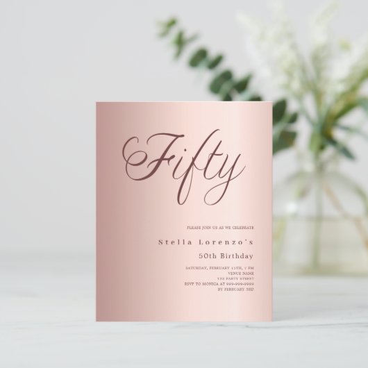 Roos Gold Script budget 50e verjaardagsuitnodiging (Staand voorkant)