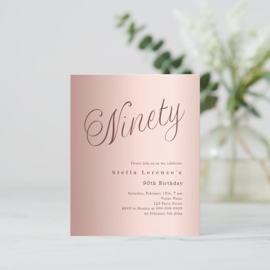 Roos Gold Script budget 90e verjaardagsuitnodiging (Staand voorkant)