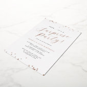 Roos Gold Script Confetti Surprise Party Folie Uitnodiging (Gedraaid)