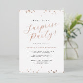 Roos Gold Script Confetti Surprise Party Folie Uitnodiging (Staand Voorkant)