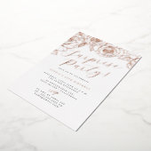 Roos Gold Script Floral Surprise Party Folie Uitnodiging (Gedraaid)
