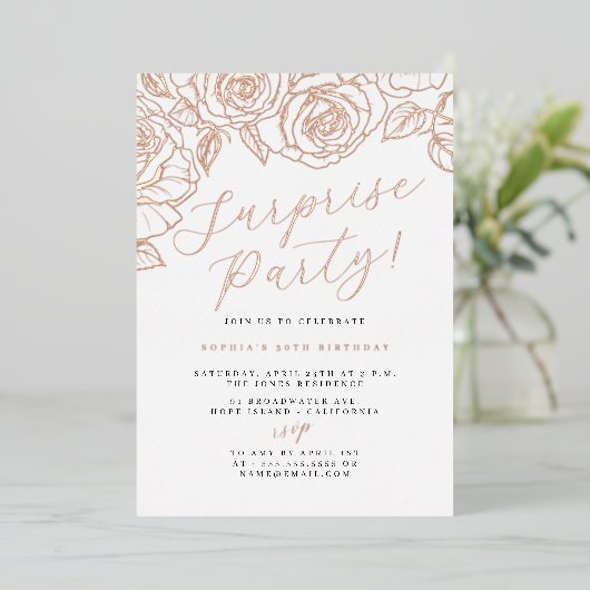 Roos Gold Script Floral Surprise Party Folie Uitnodiging (Staand Voorkant)