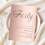 Roos Gold Script Luxury 40th Birthday Kaart<br><div class="desc">Een moderne,  stijlvolle uitnodiging voor een 40ste verjaardagsfeestje. Roos gouden gradiënt achtergrond en het woord Forty geschreven met elegante grote scriptletters in donker roos goud. Personaliseer en voeg een naam en feestdetails toe.</div>