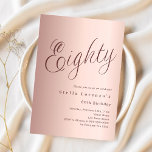 Roos Gold Script Luxury 80th Birthday Kaart<br><div class="desc">Een moderne,  stijlvolle uitnodiging voor een 80ste verjaardagsfeestje. Roos gouden gradiënt achtergrond en het woord tachtig geschreven met elegante grote scriptletters in donker roos goud. Personaliseer en voeg een naam en feestdetails toe.</div>