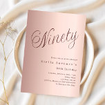 Roos Gold Script Luxury 90th Birthday Kaart<br><div class="desc">Een moderne,  stijlvolle uitnodiging voor een 90ste verjaardagsfeestje. Roos gouden gradiënt achtergrond en het woord negentig geschreven met elegante grote scriptletters in donker roos goud. Personaliseer en voeg een naam en feestdetails toe.</div>