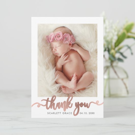 Roos Gold Script Modern Overlay tekst Baby Foto Bedankkaart (Staand voorkant)