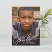 Roos Gold Script Overlay Photo Graduparty Kaart (Staand voorkant)