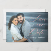 Roos Gold Script Overlay Photo Save the Date Magnetische Uitnodiging (Voorkant)