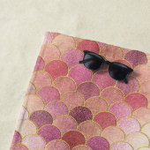 Roos Gold Shimmer Mermaid Scale Patroon Strandlaken (In situ)