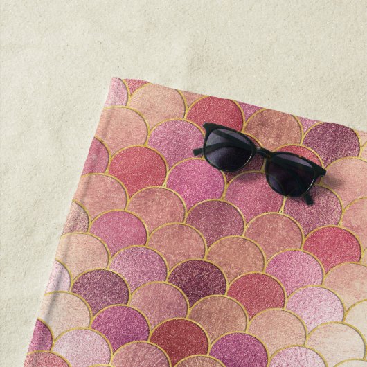 Roos Gold Shimmer Mermaid Scale Patroon Strandlaken (In situ)