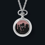 Roos Gold Sparkle Glitter Drift Monogram Horloge<br><div class="desc">Girly Roos Gold Sparkle Glitter Drips Monogram Horloge Ketting met mode faux blush roze/roos gouden glitter druppels op een chique zwarte achtergrond met uw aangepaste monogram en naam. Neem contact met ons op via cedarandstring@gmail.com als u hulp nodig hebt bij het ontwerp of de bijbehorende producten.</div>