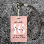Roos Gold Sweet 16 Birthday VIP Badge<br><div class="desc">Een slimme manier om je gasten uit te nodigen voor je zoete 16 verjaardagsfeestje. Deze Goud van het douaneroos gouden 16 de pasbadge uitnodigingen van VIP zijn zeker om uw gasten te drukken. Het ontwerp is voorzien van een faux roos gouden folie met een modern handgeschreven script. Pas de achterkant...</div>