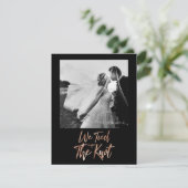 Roos Gold Tied de knoop Bruiloft Foto Aankondiging (Staand voorkant)