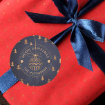 Roos Gold Tree Decor op Navy Blue Merry Christmas Ronde Sticker<br><div class="desc">Hand getrokken dennenbomen willekeurig patroon en een metalen koperen wereldbol kerstboomdecoratie over een donkere middernacht marineblauwe krijtbordachtergrond met ronde aangepaste typografie script.          Personaliseer het met uw wensen / tekst / familienaam!          Geschikt als afdichting voor kerst-/winterse seizoensgebonden feestdagen geschenken of mailings.</div>