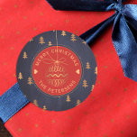 Roos Gold Tree Decor op Navy Red Merry Christmas Ronde Sticker<br><div class="desc">Hand getrokken dennenbomen willekeurig patroon en een metalen koperen wereldbol kerstboomdecoratie over een rode en donkere middernacht marineblauwe krijtbordachtergrond met ronde aangepaste typografie script.          Personaliseer het met uw wensen / tekst / familienaam!          Geschikt als afdichting voor kerst-/winterse seizoensgebonden feestdagen geschenken of mailings.</div>