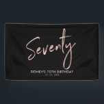 Roos goud & Black 70th Birthday Party Welkom Spandoek<br><div class="desc">Dit eenvoudige verjaardagsbannerontwerp is voorzien van stijlvolle gouden letters "70" op een blauw marineklein. U kunt de tekst personaliseren. Overeenkomende 70e verjaardag uitnodiging en partijbenodigdheden beschikbaar in mijn winkel BaraBomDesign.</div>