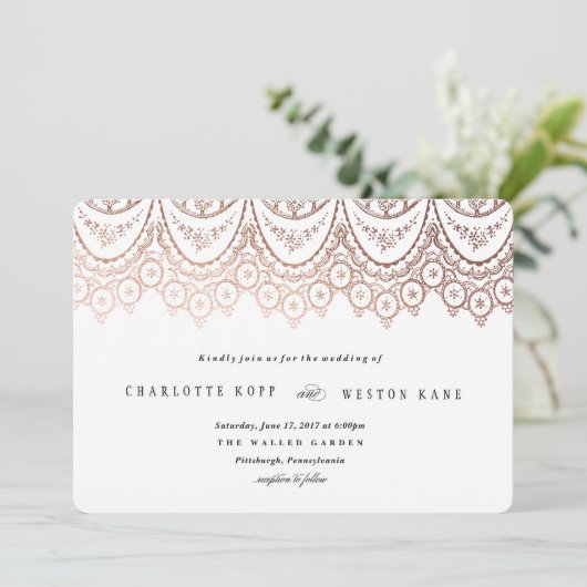 Roos Goud Delicate Kant Bruiloft Uitnodiging (Staand voorkant)