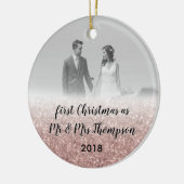 Roos Goud Eerste Kerst Mr & Mrs Paar Foto Keramisch Ornament (Links)
