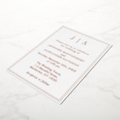 Roos Goud en Wit Monogram Modern Eenvoudig Bruilof Folie Uitnodiging (Gedraaid)