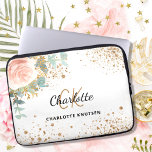 Roos goud floraal goud glitter monogram naam laptop sleeve<br><div class="desc">Een stijlvolle witte achtergrond. Gedecorbeerd met een roos goud,  wazige roze waterkleurde florale,  roos-,  eucalyptusgroen en gouden sprigs. Pas uw voornaam,  monogram initialen en volledige naam aan en voeg deze toe. De naam wordt geschreven met een handgeschreven stijlmanuscript met letters.</div>