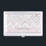 Roos goud glitter chevron roze marmer visitekaarthouder<br><div class="desc">Blush background voor elegant monogram op de bodem met glitter roos goudchevron in het midden en roos marmer bovenaan. Het elegante en kische punt dat zeer gemakkelijk met een verandering van doopvont of zijn kleur kan worden aangepast, of u kunt enkel verkiezen om jouw naam te schrijven en het aan...</div>