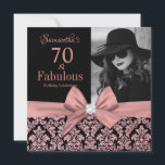 Roos goud glitter damask 70th Birthday Invitation Kaart<br><div class="desc">Roos goudglitter zwarte damp | 70e verjaardag van de uitnodigingen. Zeventig en verbazingwekkend! Een prachtige moderne elegante roze roze roos goudglitter floral damask 70th Birthday Party Invitations you can personalize and send your zeventieth verjaardagsfeest feesten. In het midden van de roze boog. Vervang de steekproeffoto met uw. De woorden "70...</div>