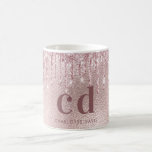 Roos goud glitter druppelt roze monogram naam koffiemok<br><div class="desc">Een roos gouden faux metallische achtergrond met elegant roos goud,  roze faux glitter druppels,  verfdruppelvormig uiterlijk. Donkere goudkleurige roos tekst. Pas uw monogram initialen en jouw naam aan en voeg deze toe.</div>