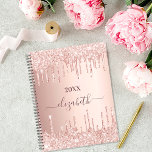 Roos goud glitter drupt roze monogram 2023 planner<br><div class="desc">Een roos gouden faux metallische achtergrond met elegante faux roos goudglitterdruppels, verfdruppelend uiterlijk. Personaliseer en voeg een jaar (om het even welk jaar) naam toe. De naam wordt geschreven in donker roos goud met een groot modern handgeschreven stijlmanuscript met swashes. Ideaal voor school, werk of het organiseren van je persoonlijke...</div>