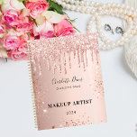 Roos goud glitter drupt roze naam signatuur 2023 planner<br><div class="desc">Een gouden metalen achtergrond van roos met smeltende rozen goudglitterdruppels,  een druppelende vormgeving voor verf. Personaliseer en jouw naam,  titel of tekst en een jaar. De handtekening wordt geschreven met een modern handgeschreven stijlmanuscript met letters.</div>