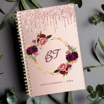 Roos goud glitter floral burgundy monogram planner<br><div class="desc">Een faux roos gouden metalen achtergrond met elegante faux roos goudglitterdruppels, verfdruppelvormig uiterlijk. Gedemoreerd met een faux goudgeometrisch lijst en met bruine en roze bloemen, bloemen. Pas uw monogram letters, initialen en een tekst, titel aan en voeg deze toe. Ideaal voor school, werk of het organiseren van je persoonlijke of...</div>