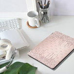 Roos goud glitter monogram initialen roze luxe lux iPad pro cover<br><div class="desc">Pas uw monogram letters,  initialen aan en voeg deze toe. Het monogram initiaal als patroon op de achtergrond. Een gouden,  roze achtergrondkleur van het roos van meisjes en vrouwen. Verkleurd met roos goud en roze faux glitterdruppels,  verfdruppelend uiterlijk. Roos goudkleurige letters.</div>