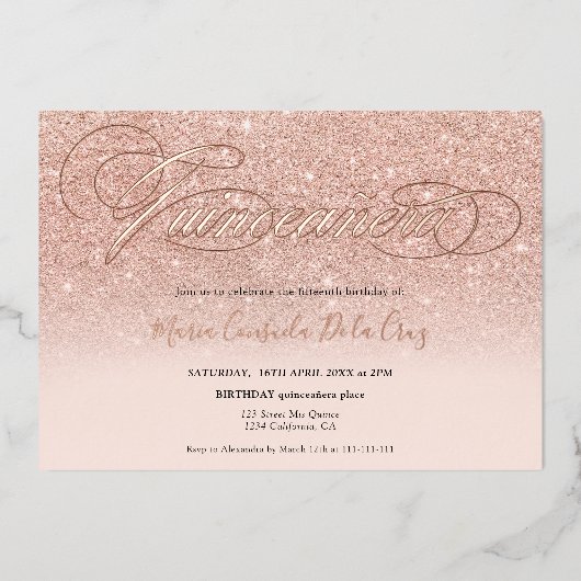 Roos goud glitter ombre script roze quinceañera folie uitnodiging (Voorkant)