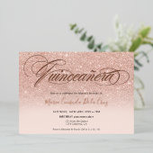 Roos goud glitter ombre script roze quinceañera folie uitnodiging (Staand Voorkant)