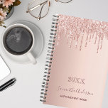 Roos Goud Glitter Roze Afspraakboek 2025 Planner<br><div class="desc">Een rozen gouden achtergrond met elegant rozen goud en roze faux glitter druppels, verfdruppelende look. Sjabloon voor een jaar. Personaliseer en voeg een naam en een titel toe. De naam is geschreven in donkergoud roos met een modern handgeschreven stijlschrift. Perfect voor zaken, school, werk, dagboek of het organiseren van uw...</div>