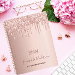 Roos goud glitter roze monogram 2023 planner<br><div class="desc">Een faux roos gouden metalen achtergrond met elegant roos goud en roze faux glitter druppels, verfdruppelend uiterlijk. Sjabloon voor een jaar. Pas een naam en een titel aan en voeg deze toe. De naam wordt geschreven in donker roos goud met een modern handgeschreven stijlmanuscript. Ideaal voor zakelijk, school, werk, dagboek...</div>