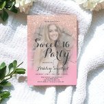 Roos goud glitter roze waterverf foto Sweet 16 Kaart<br><div class="desc">Een moderne,   faux roos gouden glitter shower ombre met pastel roze waterverf blokje Sweet 16 verjaardagsfeestje uitnodiging met uw aangepaste foto met roos gouden ombre patroontje vervagen op een roze waterverf achtergrond. Perfect voor een prinses Sweet Sixteen,  perfect voor haar,  de fashionista die houdt van moderne patronen en glamour</div>
