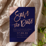 Roos goud glitter script navy blue save the date<br><div class="desc">Roos Gold-typografie op aanpasbaar blauw roos gouden glitter kleurenblok,  en faux roos gouden geometrische strepen met behoud van de datum bruiloft,  perfect voor elegante,  stijlvolle bruiloft.</div>