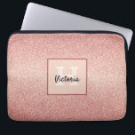 Roos goud glitter sparkle glazuur roze monogram laptop sleeve<br><div class="desc">Meisjes en elegant. Een gouden gradiënt van het roos faux glitter patroon. Personaliseer en voeg jouw naam toe. Een lijst met ruimte voor jouw naam en monogram letter. Witte en zwarte letters. Glam voor meisjes,  tienermeisjes en vrouwen.</div>